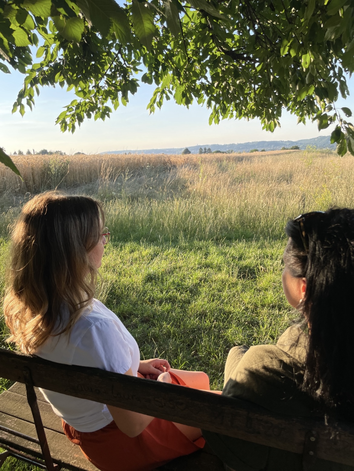 Diana und Jenny draußen in der Natur