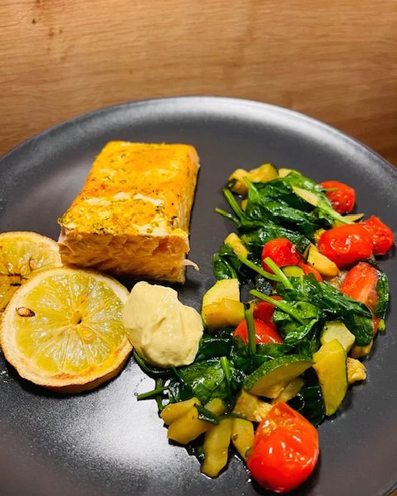 Bunter Teller mit Lachs und frischem Gem&uuml;se