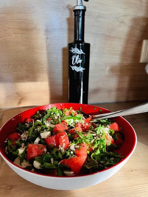 Frischer Salat mit Wassermelone und Gem&uuml;se als Ern&auml;hrungsbeispiel
